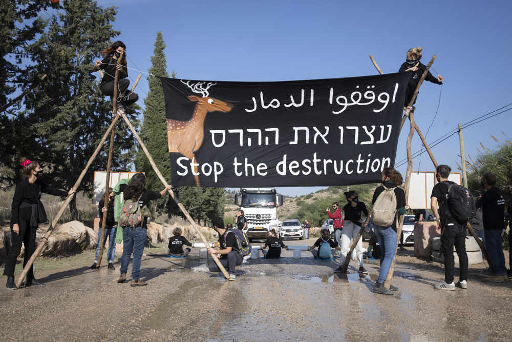 מפגיני "אקלים אחד" חוסמים את הכניסה למחצבת נחל רבה שבגדה המערבית, בנובמבר 2020 (צילום: אורן זיו)