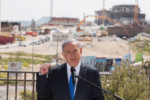 הבטיח "לחזק את ההתנחלויות", וקיים. בנימין נתניהו במהלך ביקור בהר חומה שבמזרח ירושלים, 2015 (צילום: יונתן זינדל / פלאש90)