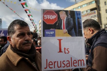 "אנחנו חייבים להתגבר על המכשול שנקרא טראמפ". מפגינים בשכם נגד הכרזת טראמפ על העברת השגרירות האמריקנית לירושלים (נאסר שתייה / פלאש 90)