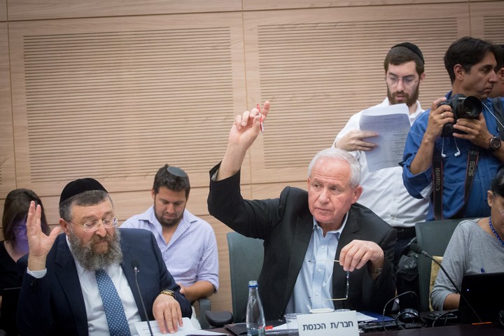 ח"כ אבי דיכטר בהצבעה על חוק הלאום בוועדה משותפת לוועדת הכנסת וועדת חוקה, ב-16 ביולי 2018 (צילום: מרים אלסטר / פלאש90)