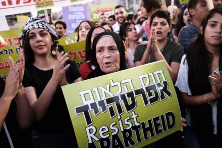 מי שנלחם על זכותו לחיות תחת שלטון דמוקרטי אינו יכול לשלול זאת מעם החי במחיצתו. הפגנה נגד חוק הלאום בכיכר רבין בתל אביב, 11 באוגוסט 2018 (צילום: תומר נויברג / פלאש90)