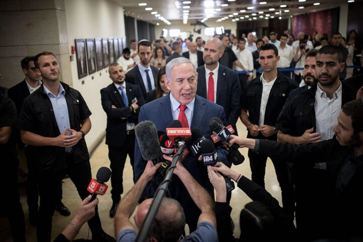 ראש הממשלה, בנימין נתניהו, מדבר עם התקשורת אחרי ההצבעה על פיזור הכנסת, ב-30 במאי 2019 (צילום: יונתן זינדל / פלאש90)