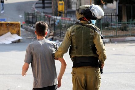 חיילים ישראלים מעכבים צעיר פלסטיני אחרי הפגנה בחברון, ב-18 בספטמבר 2020 (צילום: וויסאם השלמון / פלאש90) חיילים ישראלים מעכבים צעיר פלסטיני אחרי הפגנה בחברון, ב-18 בספטמבר 2020 (צילום: וויסאם השלמון / פלאש90)