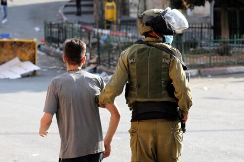 חיילים ישראלים מעכבים צעיר פלסטיני אחרי הפגנה בחברון, ב-18 בספטמבר 2020 (צילום: וויסאם השלמון / פלאש90)