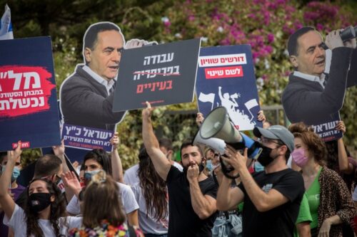 סטודנטים מפגינים מול משרדי המועצה להשכלה גבוהה בירושלים, ב-25 באוקטובר 2020 (צילום: יונתן זינדל / פלאש90)