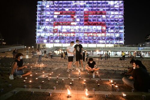 ישראלים מדליקים נרות לציון 25 שנה לרצח ראש הממשלה יצחק רבין, בכיכר רבין בתל אביב, ב-29 באוקטובר 2020 (צילום: תומר נויברג / פלאש90)