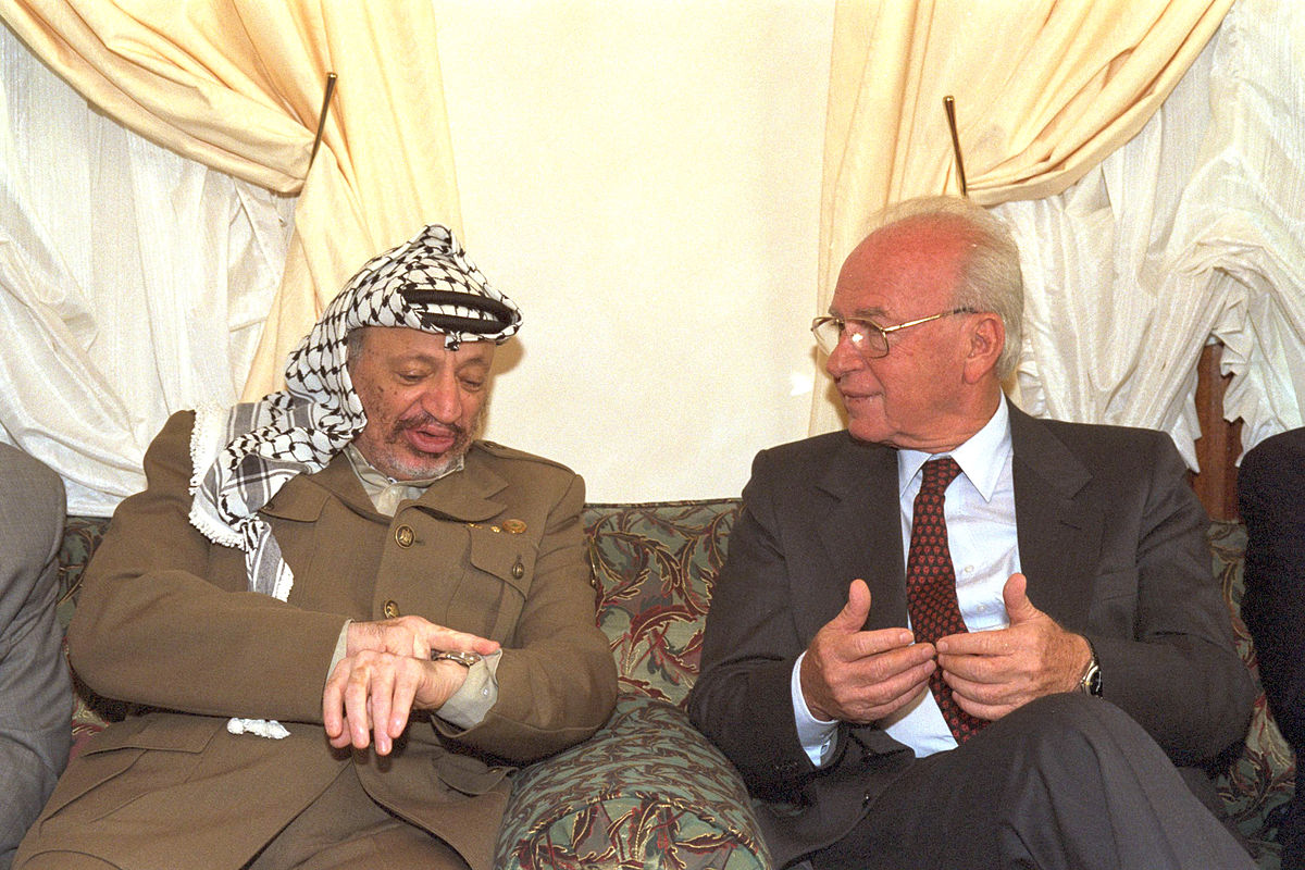 פרדיגמה מסוכנת. ראש הממשלה יצחק רבין בפגישתו עם יו"ר אש"ף יאסר עראפת בקזבלנקה שבמרוקו, 30 באוקטובר 1994 (לע"מ)
