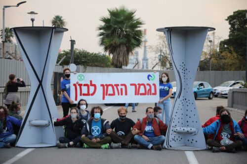 פעילי סביבה ותושבי חיפה חוסמים את הכניסה למפעלי בזן, ב-25 בנובמבר 2020 (צילום: אורן זיו)