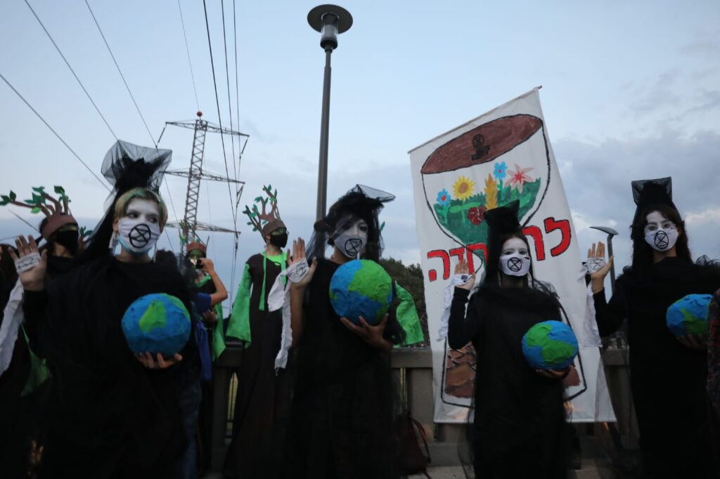 פעילי סביבה מפגינים מול מפעלי בזן, ב-25 בנובמבר 2020 (צילום: אורן זיו)