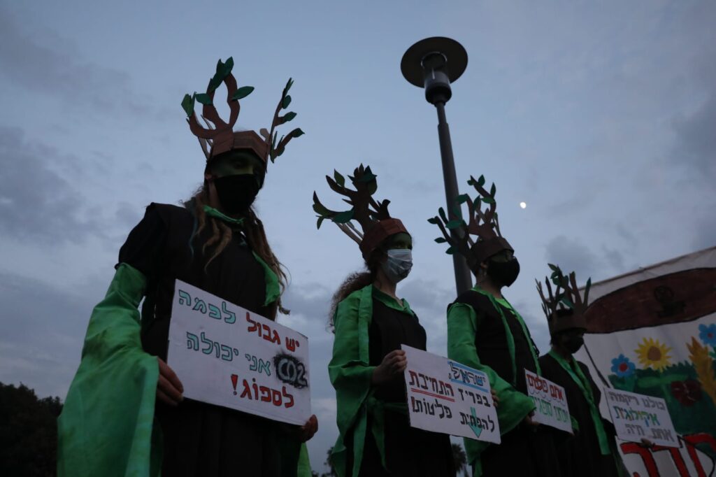 פעילי סביבה מפגינים מול מפעלי בזן, ב-25 בנובמבר 2020 (צילום: אורן זיו)