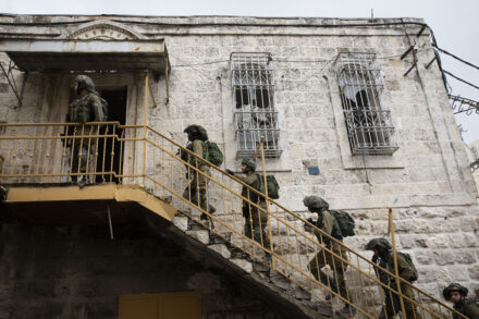 חיילים פולשים לבית בחברון, 2019 (צילום: אורן זיו)
