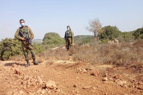 "יהיה בסדר". חיילים על אדמותיו של עאמר אבו חיג'לה, לפני שעוכב (צילום: עאמר אבו חיג'לה)