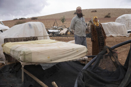 אבו ראני עוואודה ופאדווה אבו עווד ליד הריסת ביתם בח׳ירבת חומסה א-פוקא שבבקעת הירדן (צילום: אורן זיו)