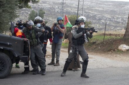 שוטר מג״ב יורה כדור ספוג גז במהלך הפגנה בעין סמיה (צילום: אורן זיו)