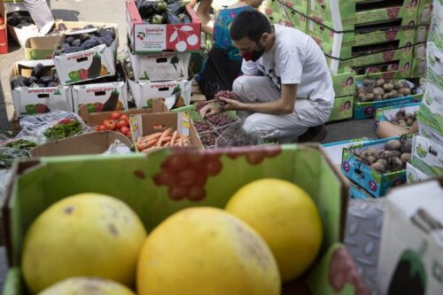 נטל הביטחון התזונתי נופל על העמותות. פעילי קבוצת ״מצילות המזון״ בשוק הסיטונאי בירושלים, ספטמבר 2020 (צילום: אורן זיו)