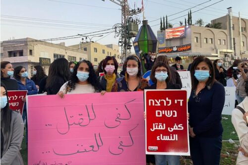 השוטר שאמר לוופאא עבאהרה ש"רק הוא מחליט" מבטא את היחס הגברי לנשים במצוקה. הפגנה במחאה על הרצח בעראבה (צילום: מעון חירום לנשים)
