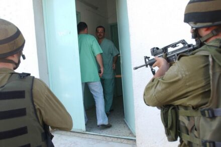 בעגה הצה"לית קוראים לזה "הפגנת נוכחות". חיילים נכנסים לבית בסלפית בגדה המערבית ב-2005 (צילום: פלאש 90)