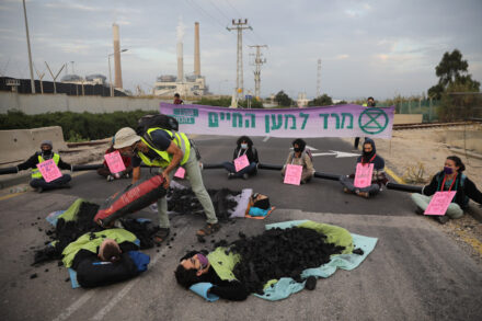 פעילי המרד בהכחדה חוסמים את הכניסה לתחנת הכוח רוטנברג ולמתחם קצא"א באשקלון, במחאה על השימוש בדלקים מזהמים ובקריאה לעבור לאנרגיות מתחדשות, ב-13 בדצמבר 2020 (צילום: אורן זיו)