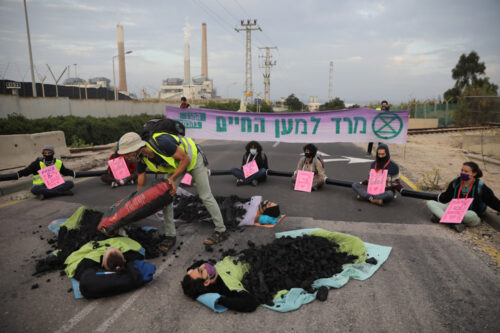 פעילי המרד בהכחדה חוסמים את הכניסה לתחנת הכוח רוטנברג ולמתחם קצא"א באשקלון, במחאה על השימוש בדלקים מזהמים ובקריאה לעבור לאנרגיות מתחדשות, ב-13 בדצמבר 2020 (צילום: אורן זיו)