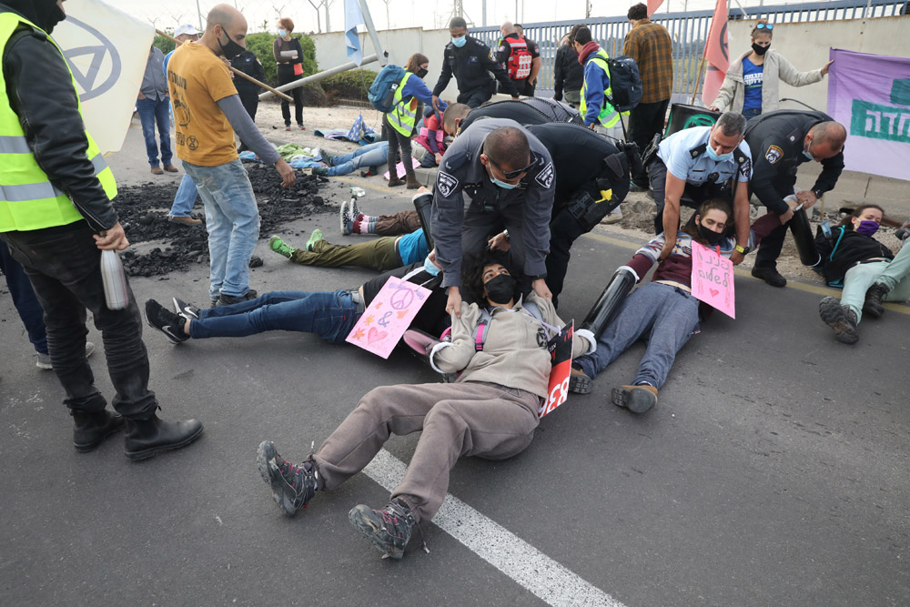 פעילי ״המרד בהכחדה״ חוסמים את הכניסה לתחנת הכוח רוטברג ולמתחם קצא"א באשקלון במחאה על השימוש בדלקים מזהמים ובקריאה לעבור לאנרגיות מתחדשות. (צילום: אורן זיו)