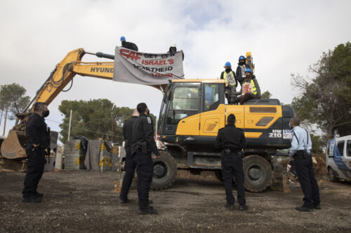 פעילים הפגינו נגד עבודות הרכבת הקלה מעבר לקו הירוק בי-ם