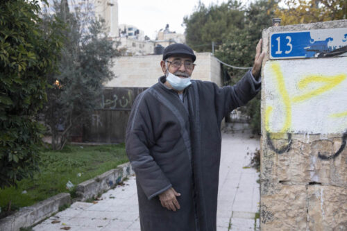 נביל אל כורד מחוץ לביתו, שעל חלקו השתלטו מתנחלים, דצמבר 2020 (צילום: אורן זיו)