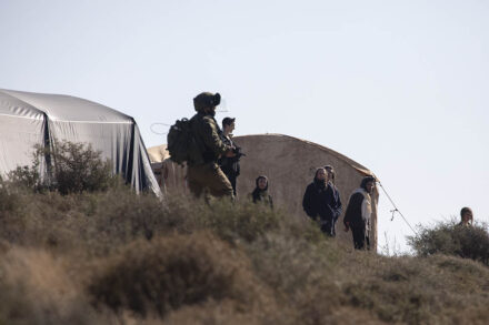 מאחז שהוקם סמוך למקום התאונה שבה נהרג אהוביה סנדק. (צילום: אורן זיו)