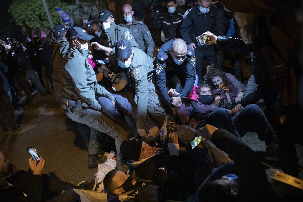 שוטרים עוצרים מפגינים במהלך פעולת ״המצור על בלפור״ בהפגנה השבועית בירושלים, 5 בדצמבר 2020 (צילום אורן זיו)