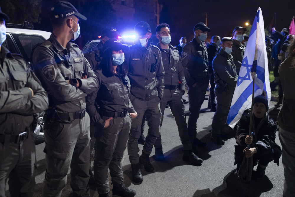שוטרים מול מפגינים פעולת ״המצור על בלפור״ בהפגנה השבועית בירושלים, 5 בדצמבר 2020 (צילום אורן זיו)