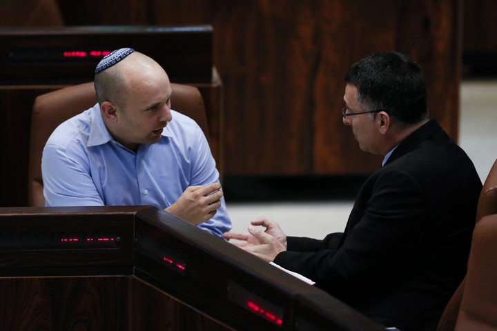 לגיטימציה לפוליטיקה גזענית ואכזרית. נפתלי בנט וגדעון סער (מרים אלסטר / פלאש 90)