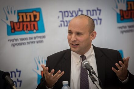 שר החינוך לשעבר, נפתלי בנט, מכריז על רפורמה בלימודי מתמטיקה בתיכון, ב-30 באוגוסט 2015 (צילום: הדס פארוש / פלאש90)