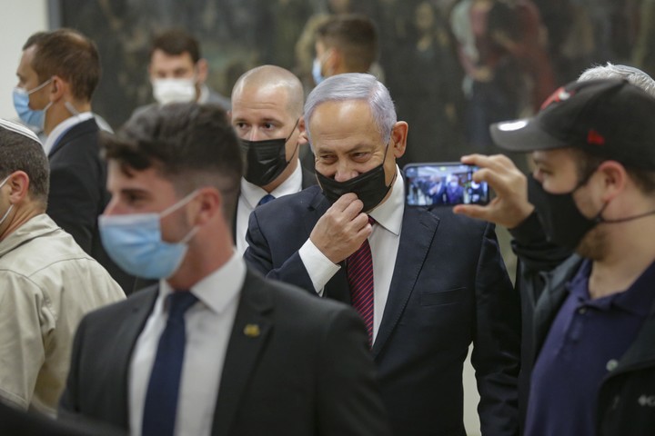 ראש הממשלה, בנימין נתניהו, מגיע להצבעה על פיזור הכנסת, ב-2 בדצמבר 2020 (צילום: אלכס קולומויסקי)