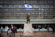 מעלה לדרגת סמל דמות ממחאה אזרחית. הפסל "גיבור ישראל" של איתי זלאיט בכיכר רבין בתל אביב (צילום: מרים אלסטר / פלאש90)