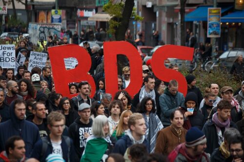 המאבק למען BDS נותן מקום רחב לפזורה. הפגנה בקרויצברג, ברלין, ב-1 במאי 2017 (צילום: Montecruz Foto, CC BY-SA 2.0)