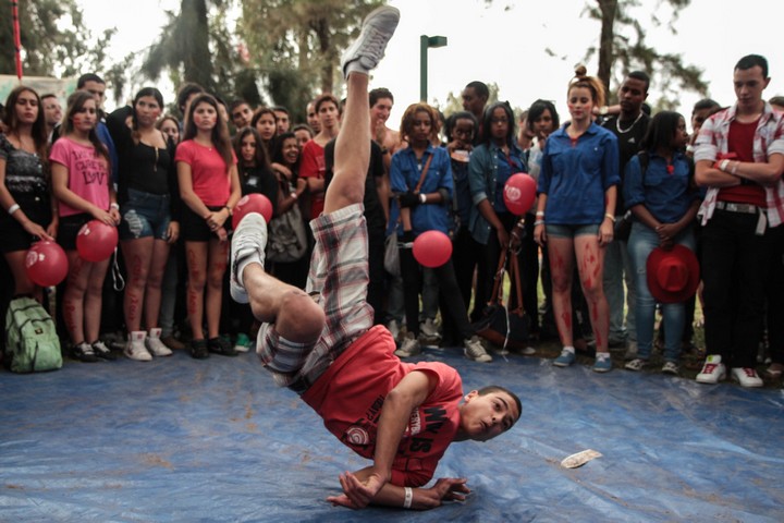חניכי תנועת נוער בתל אביב, ב-1 במאי 2012 (צילום: אלנה פרינו / פלאש90)