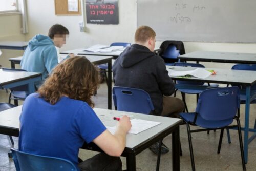 המחקר המקורי בכלל לא עסק בהשפעת העבודה בהייטק על מידת ה"ישראליזציה" של העובדים הערבים. בחינת בגרות בתיכון (צילום: רועי אלימה / פלאש 90) המחקר המקורי בכלל לא עסק בהשפעת העבודה בהייטק על מידת ה"ישראליזציה" של העובדים הערבים. בחינת בגרות בתיכון (צילום: רועי אלימה / פלאש 90)