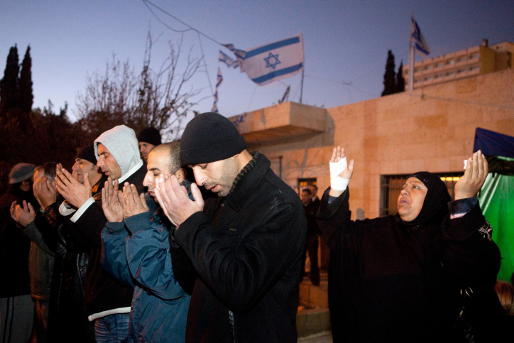 אחותי ואני החלטנו להיאבק. פלסטינים בתפילת מחאה נגד פינויים בשיח' ג'ראח ב-2009 (צילום: מתניה טאוזיג / פלאש 90)