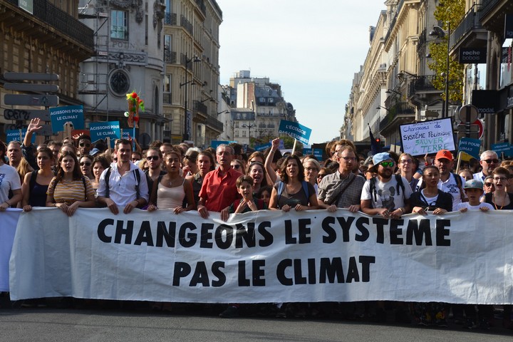 "לשנות את השיטה, לא את האקלים". מחאה בפאריז למען שמירה על האקלים (צילום: ז'אן מנז'ולה CC BY NC 2.0)