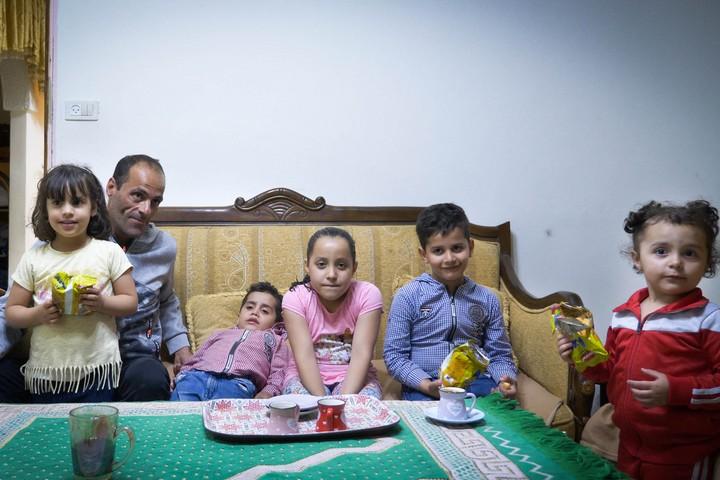 "אם היינו יהודים, היה מותר לבנות". אחמד אבו-דיאב וילדיו (צילום: רחל שור)