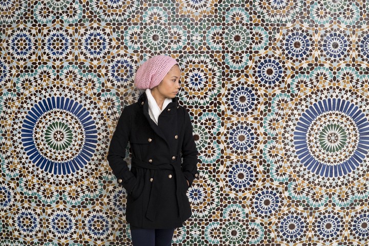 אין עיסוק בשאלות שיכולות לשפר את מצבם של המוסלמים באירופה. אשה במסגד בפאריז (צילום: פרדוס שיאה CC BY ND 2.0)