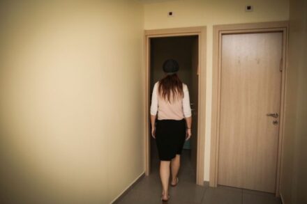 שיעור הבקשות לקבלת מעמד אזרחי בגין אלימות נגד נשים ירד מ-73% ל-37%. אשה במעון לנשים מוכות. למצולמת אין קשה לכתבה (צילום: הדס פרוש / פלאש 90)