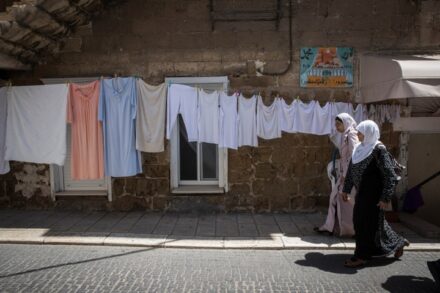 יותר מ-30 אחוז מתושבי עכו הם ערבים, אבל המוקד פועל רק בעברית. נשים בעכו. למצולמות אין קשר לכתבה (צילום: נתי שוחט / פלאש 90) יותר מ-30 אחוז מתושבי עכו הם ערבים, אבל המוקד פועל רק בעברית. נשים בעכו. למצולמות אין קשר לכתבה (צילום: נתי שוחט / פלאש 90)