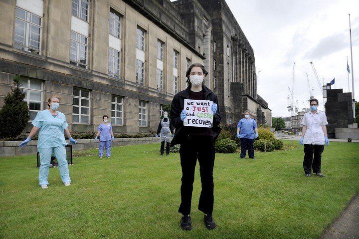 העצירה הפתאומית בימי הקורונה הוכיחה שאפשר לשנות נתיב. מחאה בסקוטלנד למען חיבור בין המלחמה בקורונה למאבק האקלים (צילום: ידידי כדור הארץ, סקוטלנד CC BY 2.0)