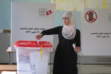 אישה מצביעה בבחירות בתוניסיה ב-2011 (צילום: תוכנית הפיתוח של האו"ם, CC BY-NC-ND 2.0)