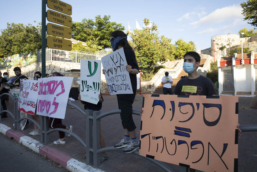 הפגנת בני נוער נגד הסיפוח, מול ביתו של בני גנץ בראש העין, יוני 2020 (צילום: אורן זיו)
