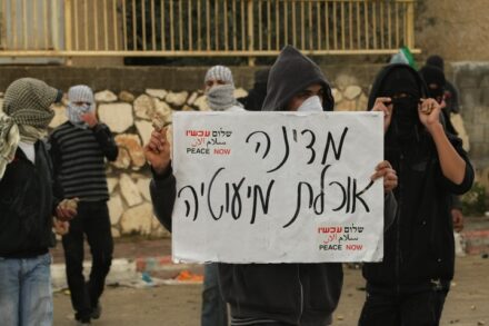 "מדינה אוכלת מיעוטיה". הפגנת שמאל מול צעדת ימין בעיר אום אל-פחם, 24 במרץ 2009 (קובי גדעון / פלאש 90)