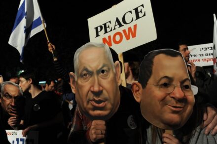 פעילי שמאל מוחים נגד מדיניות הממשלה בהתנחלויות, ב-20 בפברואר 2010 (צילום: גילי יערי / פלאש90)