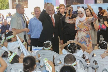 רבותי, מהפך! נתניהו בביקור בבי"ס בטמרה, 1 בספטמבר 2016 (צילום: פלאש 90)