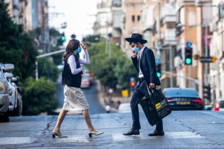 "קודם הייתי אמא, עכשיו אני סופר אמא". גבר ואישה חרדים בבני ברק (יוסי אלוני / פלאש 90. למצולמים אין קשר לכתבה)
