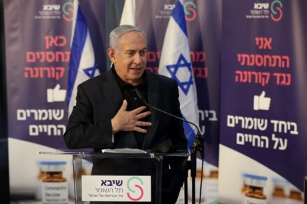 ראש הממשלה, בנימין נתניהו, אחרי שקיבל חיסון נגד קורונה בבית החולים שיבא, ב-19 בדצמבר 2020 (צילום: פלאש90)